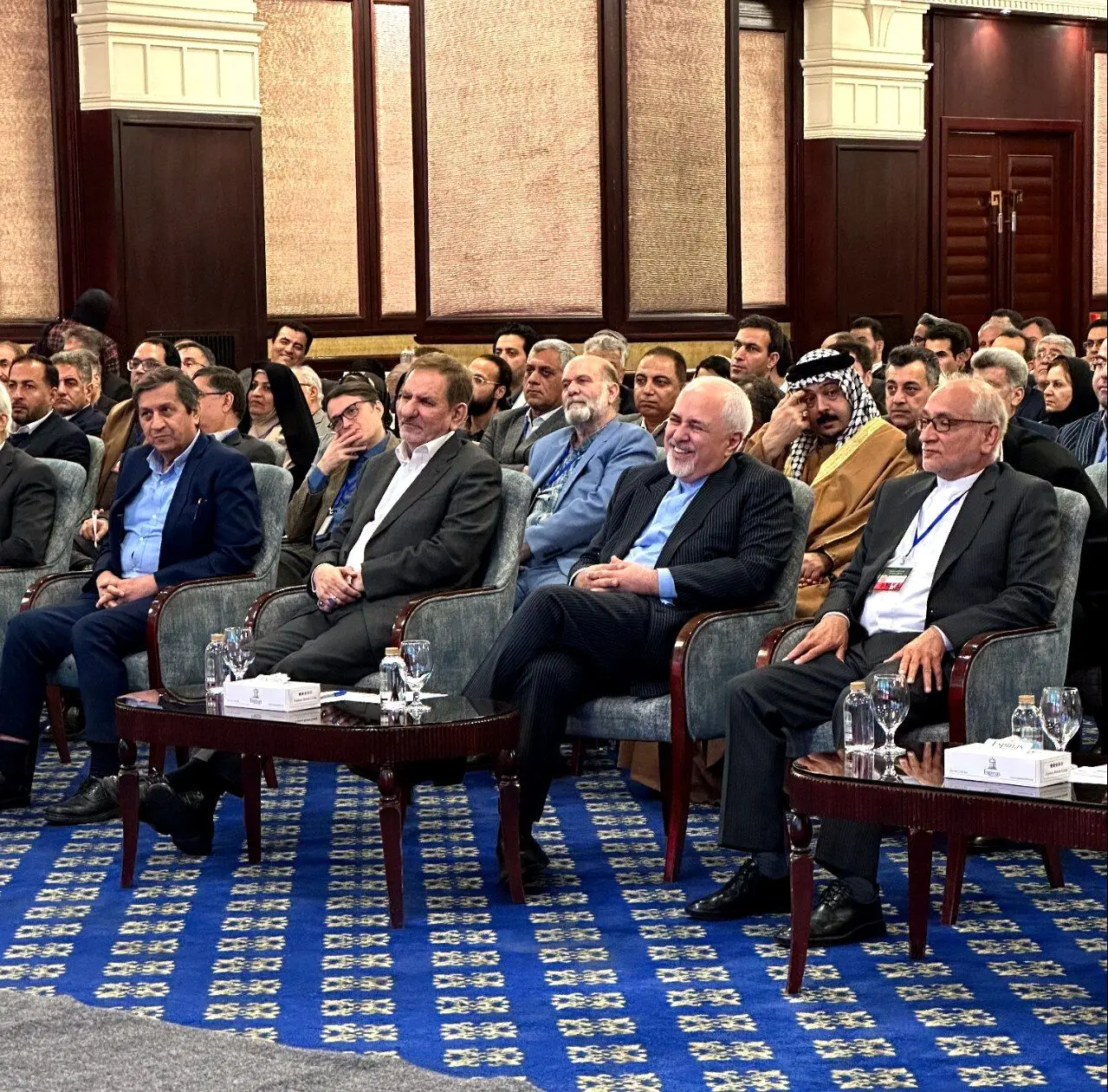 اسحاق جهانگیری: باید کشور را از بن‌بست و تنگناها عبور دهیم

