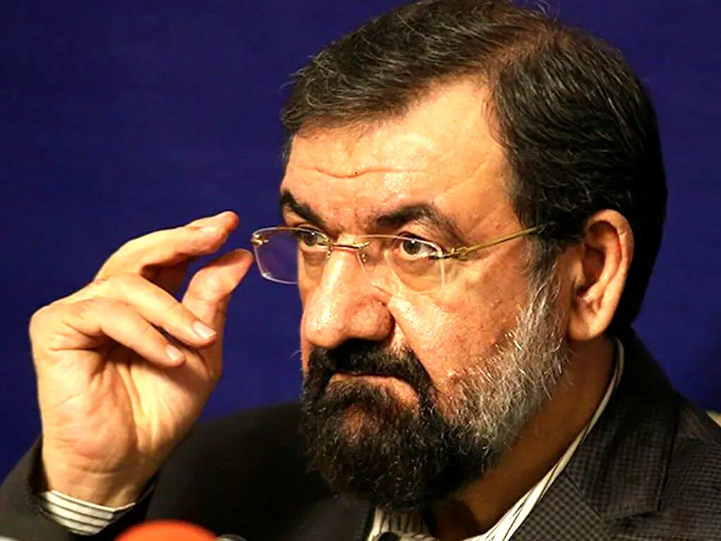 درخواست یک روزنامه از رئیسی برای اخراج محسن رضایی