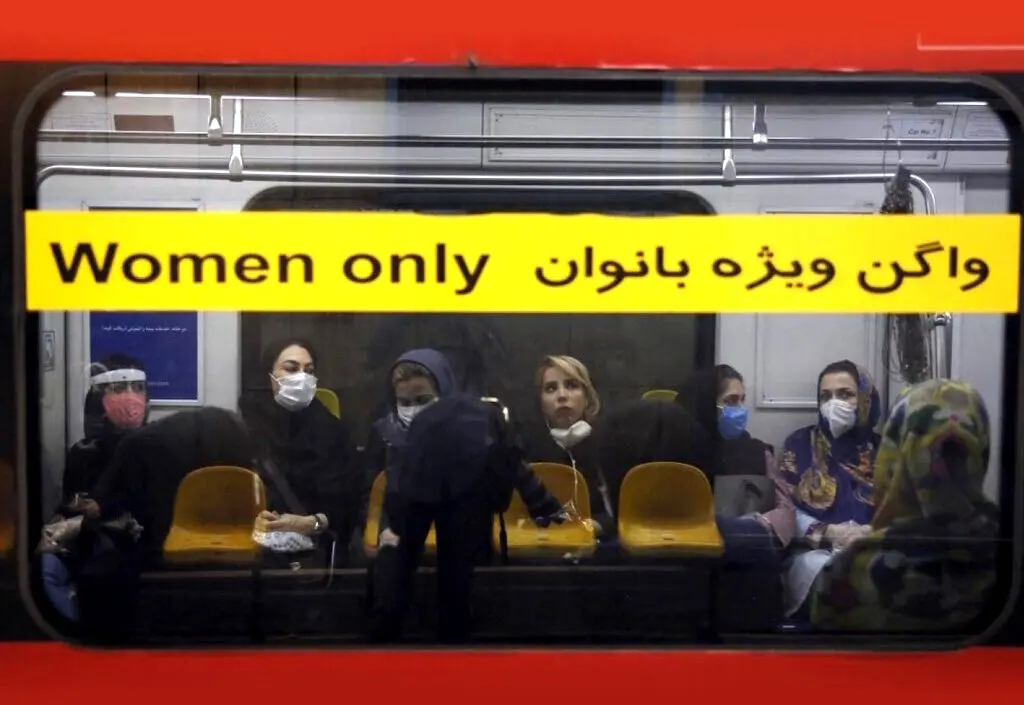 ممانعت جنجالی از ورود مردان به واگن ویژه زنان در مترو + ویدئو