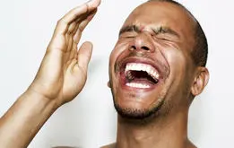 چرا در شرایط جدی می‌خندیم؟