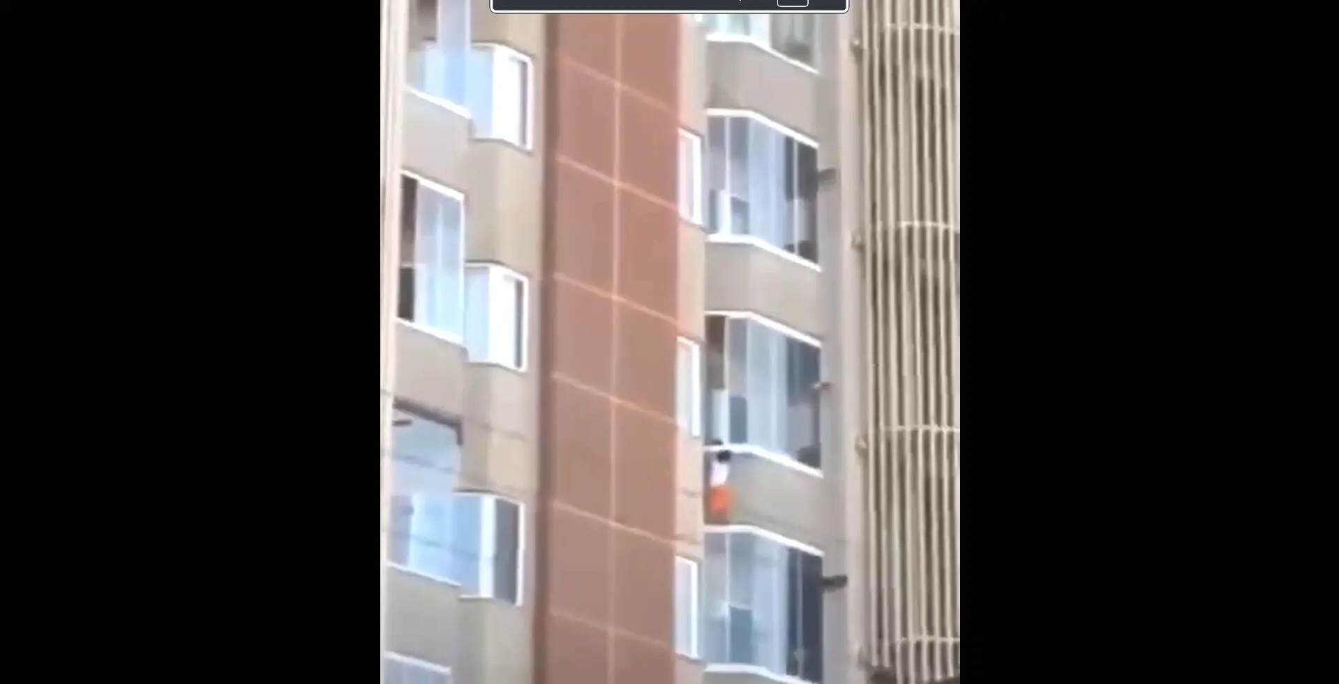 فیلم سقوط کودک ۵ ساله از ساختمان بلند مرتبه !کودک تبریزی زنده مانده است 
