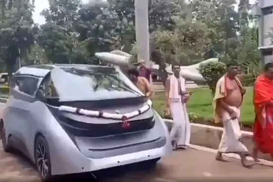 رونمایی از اولین خودروی بدون راننده+فیلم