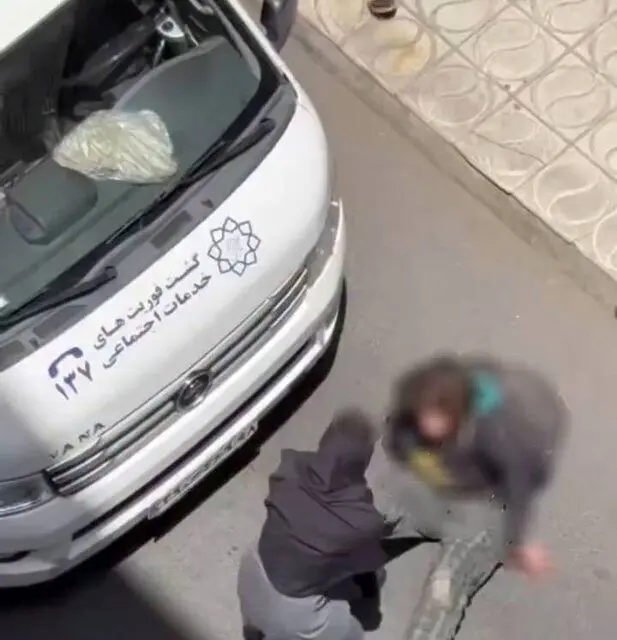 عکس/ماجرای کشیدن یک زن روی زمین توسط ماموران شهرداری +دختر سردارسلیمانی واکنش نشان داد