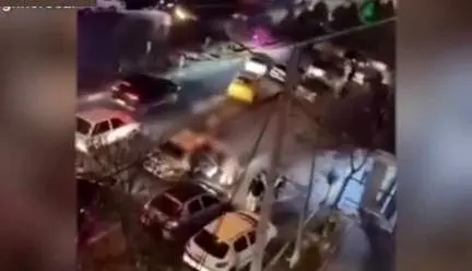 برهنه شدن زن جوان روی ماشین پلیس در مشهد + فیلم