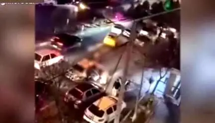 برهنه شدن زن جوان روی ماشین پلیس در مشهد + فیلم