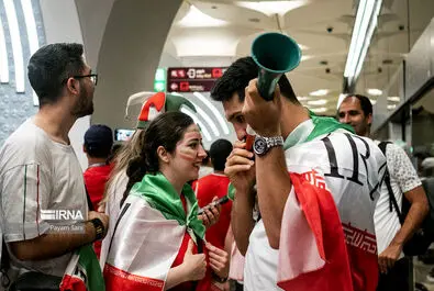 حجاب زنان پس از بازی فوتبال تماشاگران در خیابان 
