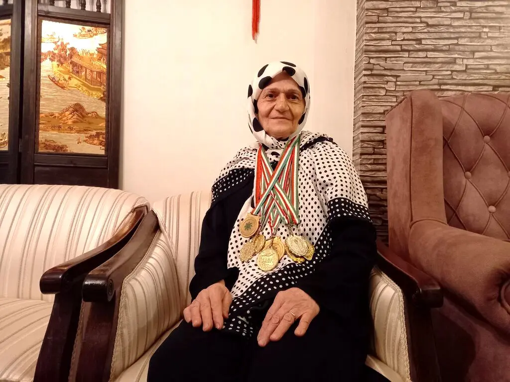 پیرزن ۷۵ ساله قهرمان شنای تهران شد + عکس