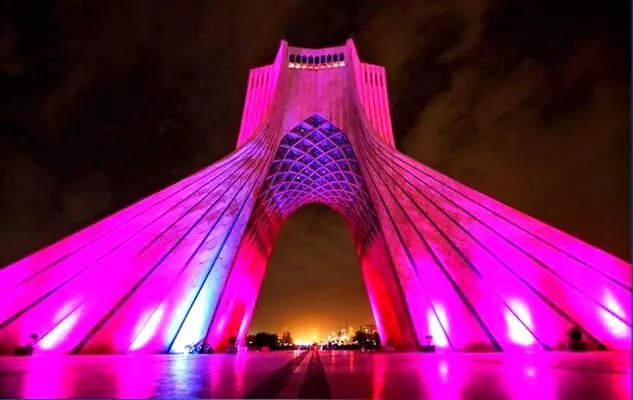 برج آزادی صورتی می‌شود