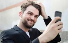 چرا در عکس‌های سلفی زشت میفتیم؟