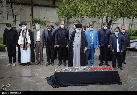 اقامه نماز رهبر بر پیکر مرحوم غفوری‌فرد+تصاویر