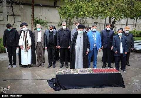 اقامه نماز رهبر بر پیکر مرحوم غفوری‌فرد+تصاویر