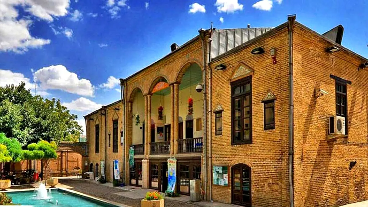 کتابخانه حاج حسین ملک تبدیل به دیزی سرا شد