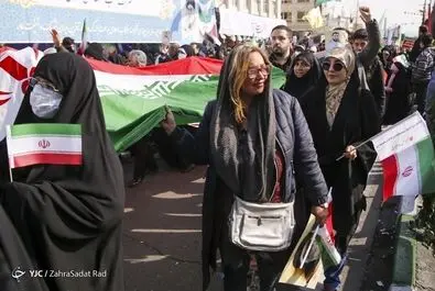 تصویری متفاوت از زنِان کم حجاب در راهپیمایی