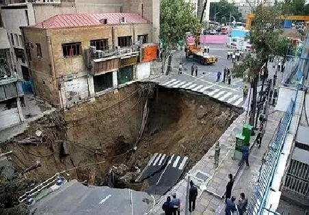 زلزله خاموش در کاشان/ فرونشست هولناک و بلیعده شدن نیسان در زمین + فیلم