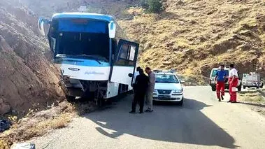 انحراف هولناک اتوبوس در شیراز؛ ۲۲ مسافر مصدوم شدند