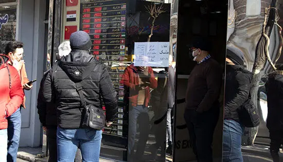 ترس در بازار دلار ایران /۴ پیش‌بینی از قیمت دلار