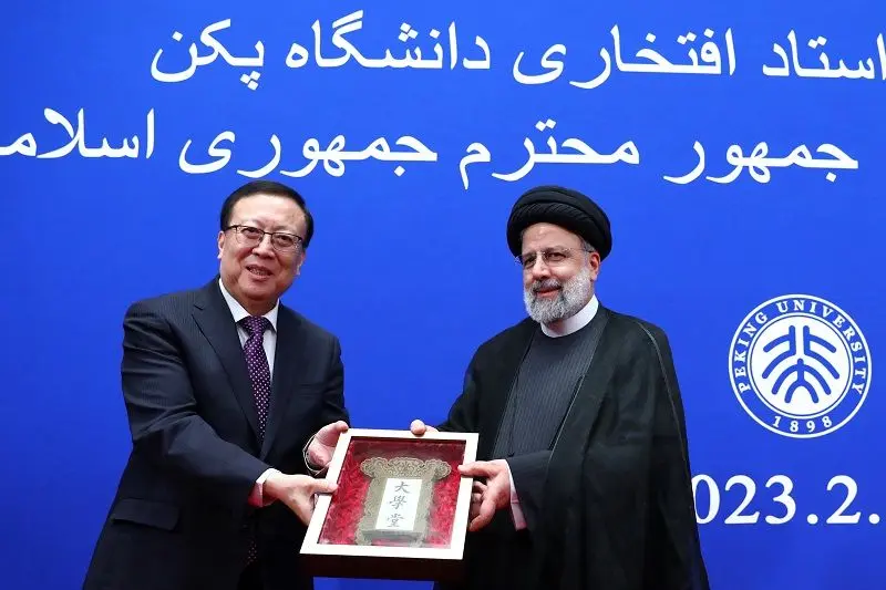 رئیسی استاد افتخاری دانشگاه پکن شد + عکس