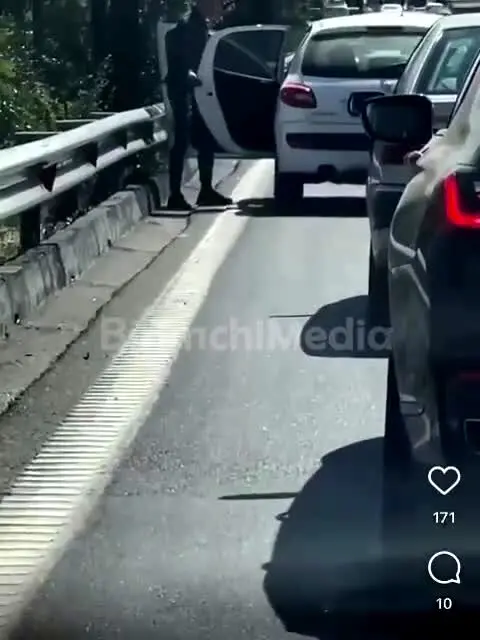 خفت گیری عجیب با قمه در ترافیک اتوبان از یک خانم