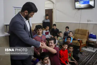 حسن یزدانی در آسایشگاه معلولین ذهنی شهید بهشتی مشهد