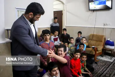 حسن یزدانی در آسایشگاه معلولین ذهنی شهید بهشتی مشهد