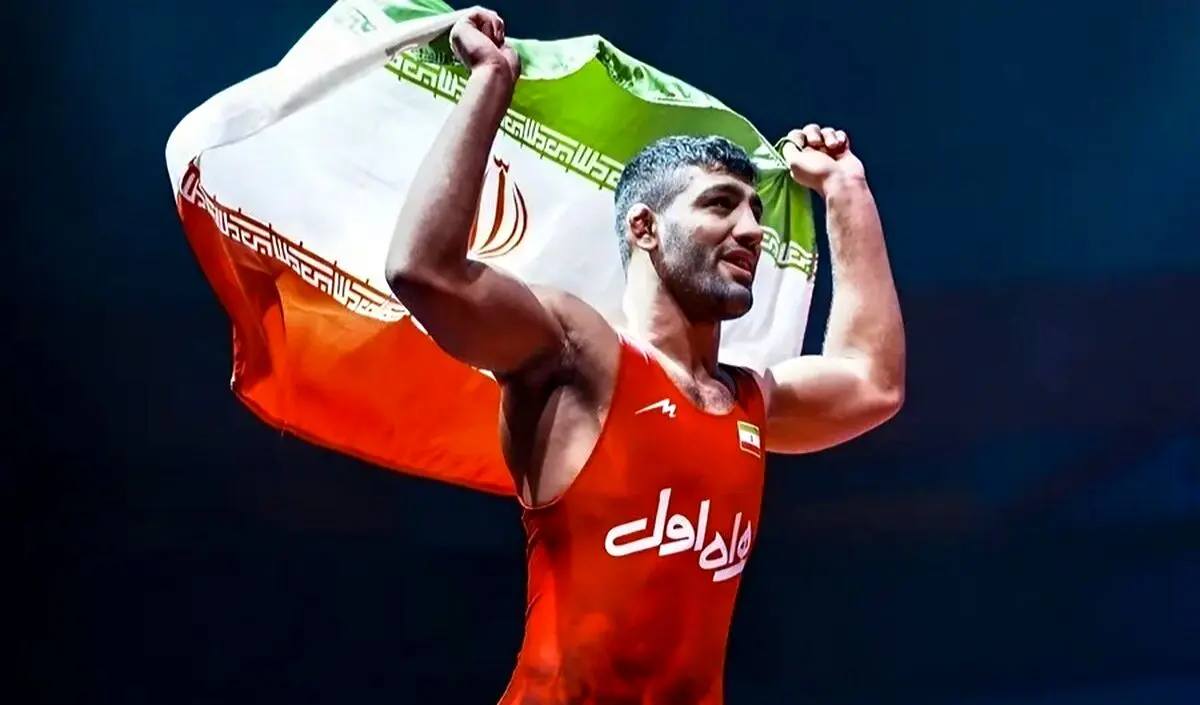 رقص مازنی قهرمان کشتی‌ با پرچم ایران پس از قهرمانی در آسیا

