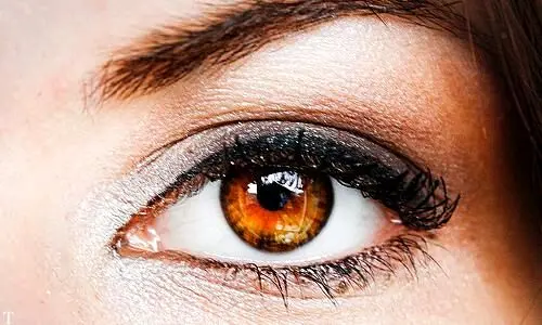 آموزش مرحله به مرحله کشیدن خط چشم با مداد